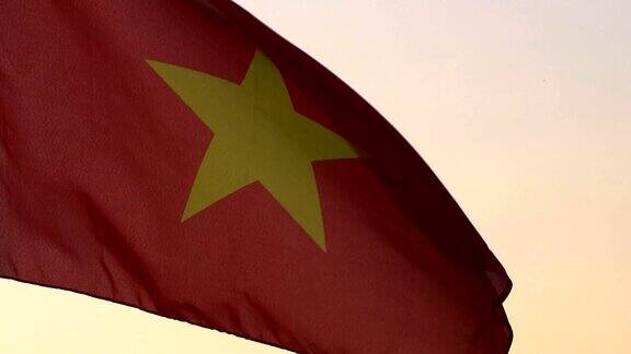 夕阳下飘扬的越南国旗