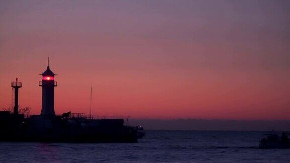 渔船在黎明时驶入大海