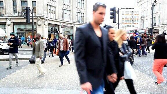 在英国伦敦牛津广场步行的通勤人群