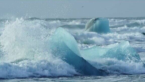 极端的海浪冲击着冰山