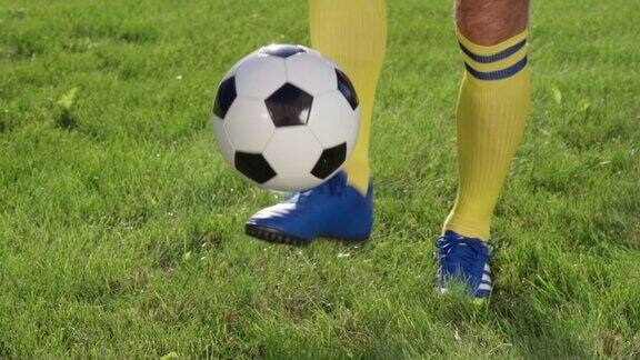 足球运动员用脚踢球足球运动员训练慢动作