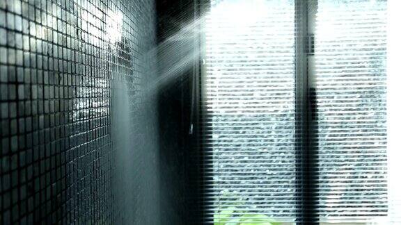 墙上淋浴喷头的水