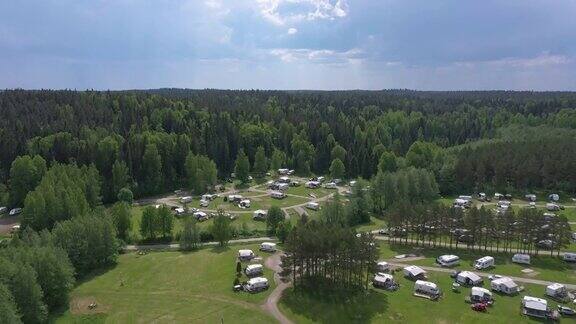 无人机拍摄了一个被森林包围的拖车公园