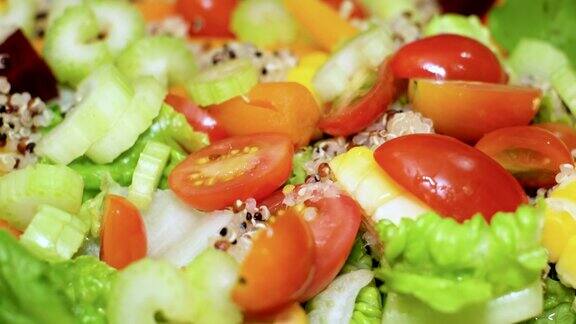 近距离混合蔬菜沙拉在碗缩小照片