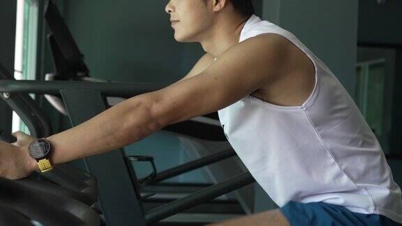 亚洲男人很喜欢在健身房骑自行车
