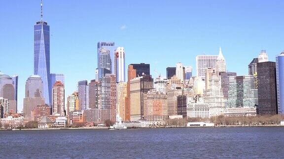 乘坐渡船驶往美国纽约下曼哈顿码头旅游、旅游、城市景观和交通概念