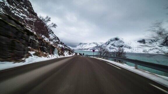 POV驾驶在北欧冬季道路挪威-斯堪的纳维亚