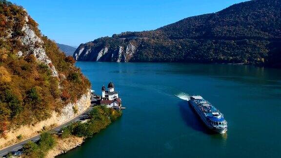 多瑙河峡谷的秋季鸟瞰图