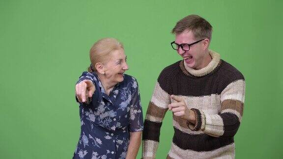 快乐的奶奶和孙子一边指指点点一边大笑