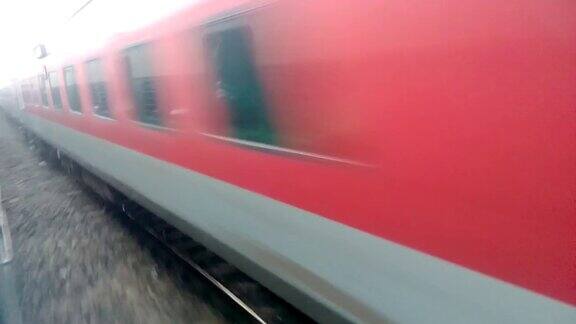 Rajdhani特快与当地一列客运列车以惊人的速度从相反方向接近其中一列列车
