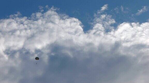 蓝天白云高清跳伞