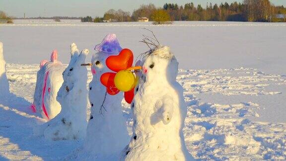 一个雪人和心形气球