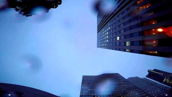 下雨天的建筑物抬头看看天空