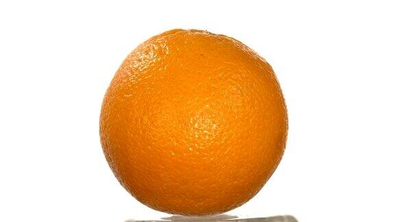 成熟橙子孤立白色旋转