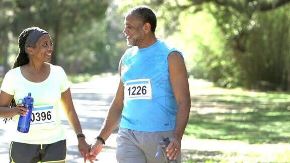 资深非洲裔美国人夫妇赛跑者一个接一个