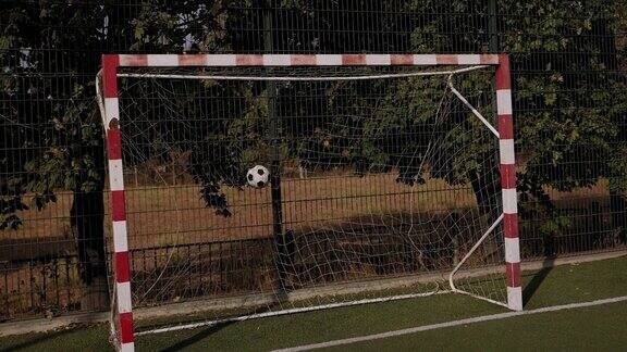 足球飞入球门近距离拍摄