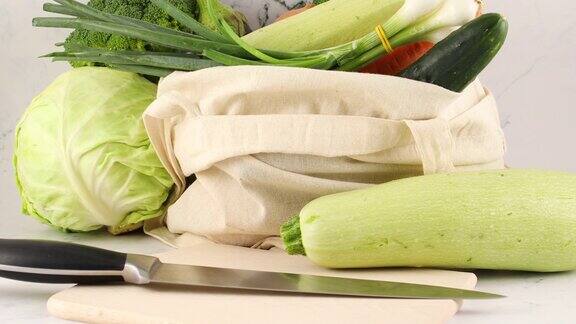 新鲜蔬菜在环保零废物购物袋和刀切板