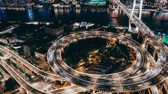 无人机在夜间的立交桥和城市交通的视角