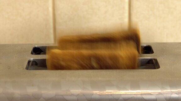 烤完的祝酒词会从烤面包机里跳出来面包烧焦的特写镜头早餐准备好了厨房里的电器