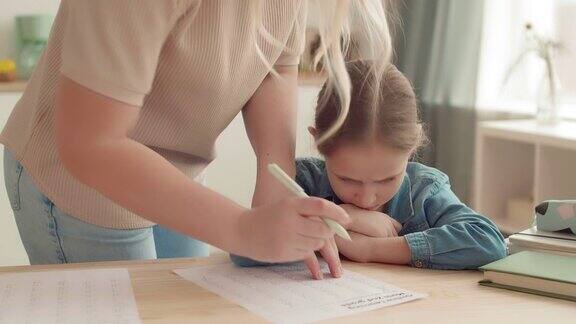 女人在检查女儿的数学作业时生气