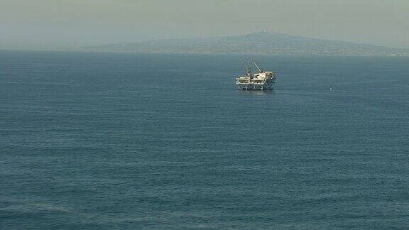 航拍近海石油平台