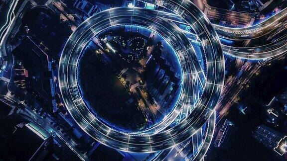 PAN天桥和城市交通夜间俯视图