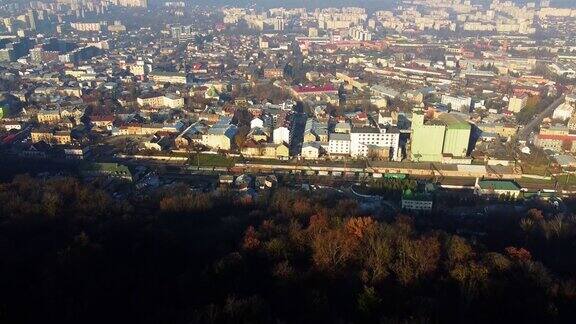 无人机在城市上空飞行的鸟瞰图