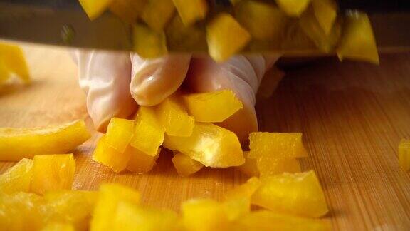 厨师用刀切黄甜椒缓慢的运动