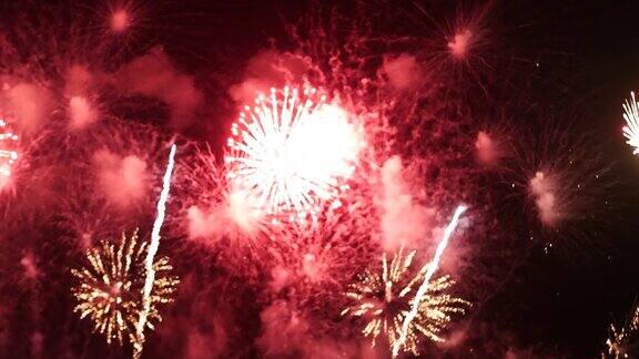 多彩的充满活力的烟花庆祝周年快乐新年2024年7月4日的节日五颜六色的烟花在晚上的时间庆祝国庆节倒计时2023年新年派对时间