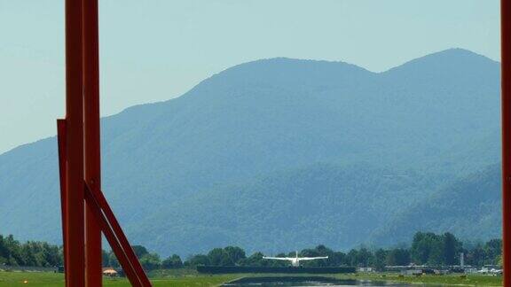飞机从卢加诺机场起飞俯瞰山景蓝天白云