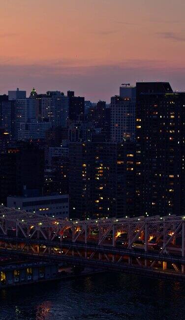 黄昏时昆斯伯勒大桥上的交通-垂直无人机拍摄