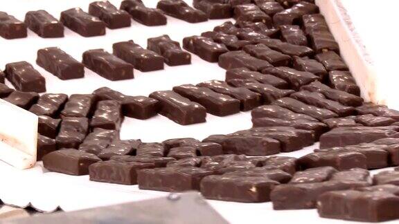 巧克力工厂传送带上的糖果