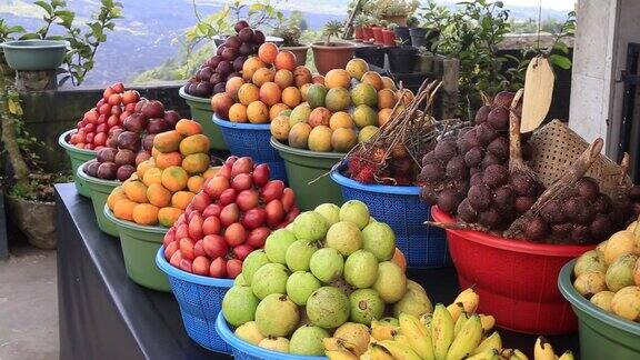 印尼乌布巴厘岛当地市场上的成熟水果