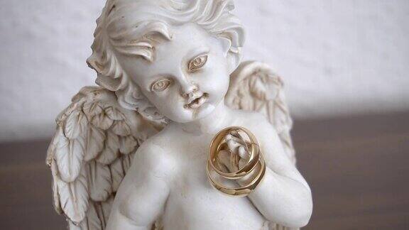 婚礼戒指戴在天使雕像上