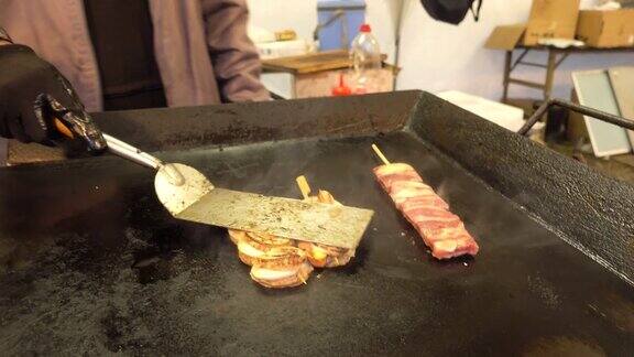 在日本传统的日本街头食物是在热板上烧烤