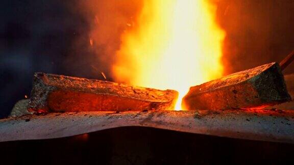 高炉中的火在铸造厂加工钢材