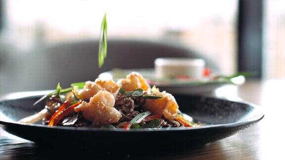 新鲜的蔬菜落在传统的亚洲荞麦面虾仁炒面上