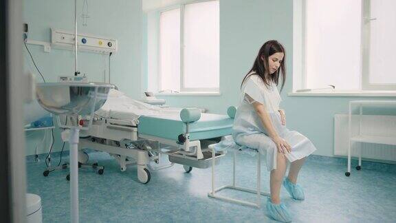 有宫缩疼痛的孕妇坐在病房里