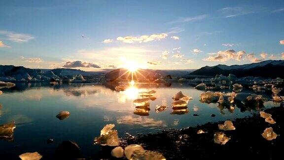 生机勃勃的日落在冰山冰川泻湖