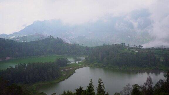 风景优美的湖在山上的爪哇