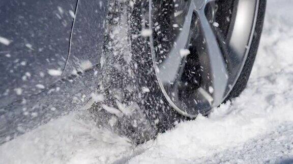 汽车被困在冬天雪花喷在相机上