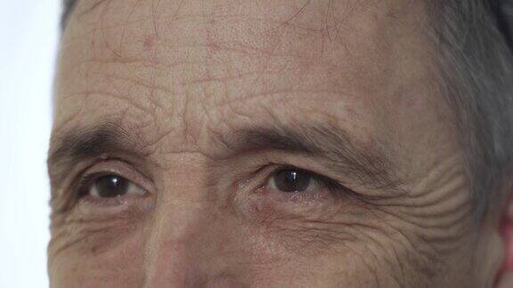 一个老人眼睛的情感肖像特写白色背景