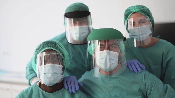 医院内的医护人员身穿防护服、戴着防毒面具应对冠状病毒疫情的多种族人群