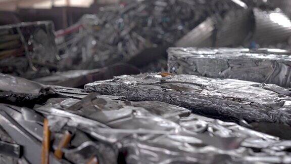 回收废金属在框架中由铝废料压制而成的煤块
