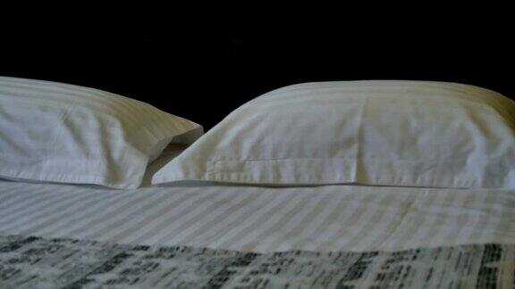 旅馆房间里的双人床有白色床单的双人床