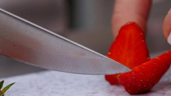 女人在切菜板上切草莓的特写