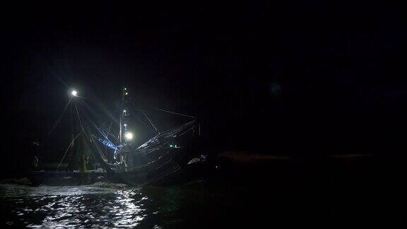 捕虾拖网渔船在黎明用网捕鱼