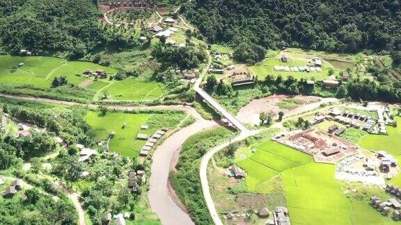 在一个美丽的山谷里鸟瞰一大片稻田泰国北部农业区