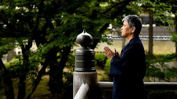 一名日本老人在寺庙里祈祷