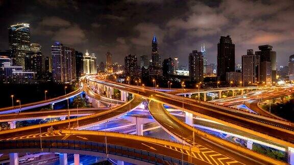 延时拍摄上海市区高速公路和商业中心